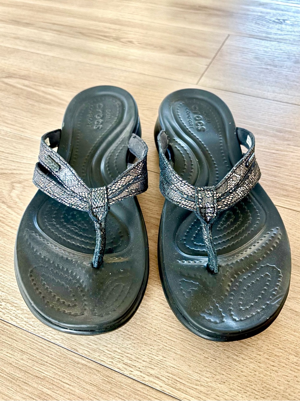 CROCS Women's Black Metallic Textured Strap Flip Flop Sandals